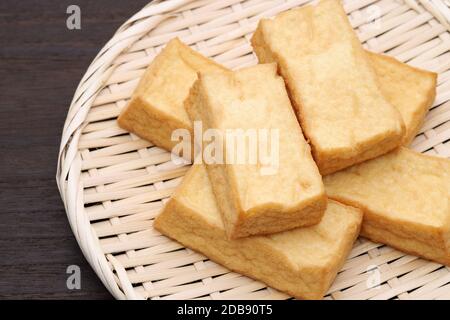 Japanische Küche, Age Tofu Küche im Bambuskorb Stockfoto