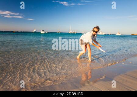 Werfen einer Frisbee am Strand, Rottnest Island, Australien. Stockfoto