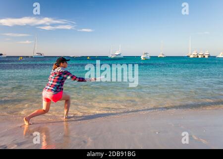 Werfen einer Frisbee am Strand, Rottnest Island, Australien. Stockfoto