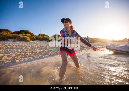 Werfen einer Frisbee am Strand, Rottnest Island, Australien. Stockfoto