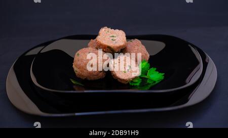 Gebratene Fleischbällchen auf dem Teller Stockfoto