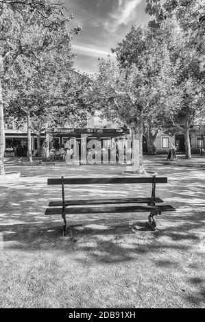 SAINT-TROPEZ, FRANKREICH - 16. AUGUST: Der malerische Place des Lices in Saint-Tropez, Cote d'Azur, Frankreich, 16. August 2019. Auf dem Platz befindet sich ein Beweis Stockfoto