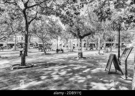 SAINT-TROPEZ, FRANKREICH - 16. AUGUST: Der malerische Place des Lices in Saint-Tropez, Cote d'Azur, Frankreich, 16. August 2019. Auf dem Platz befindet sich ein Beweis Stockfoto