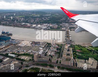 Ein Schweizer Flugzeug der Helvetic Airline hebt von London ab Stadtflughafen in Richtung Zürich mit dem Flugzeug über die Thames Barrier Stockfoto