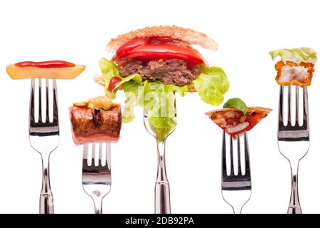 Verschiedene Fastfood auf einer Gabel weiß isoliert Stockfoto