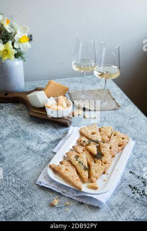 Hausgemachte Käsekekse. Käsekekse, hausgemachte gesunde Backwaren. Käse und Weißwein. Stockfoto