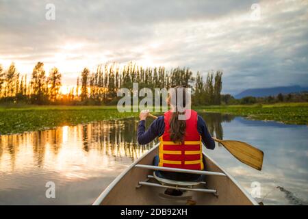 Kanufahren auf Burnaby Lake, British Columbia. Stockfoto