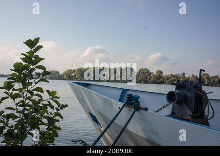 Kleines Boot, das auf dem Po in Norditalien festgemacht ist Stockfoto