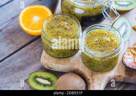 Hausgemachte Kiwi-Marmelade. Fruchtmarmelade oder Konfitüre aus Kiwi und Orangen. Stockfoto