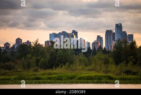 Kanufahren auf Burnaby Lake, British Columbia. Stockfoto