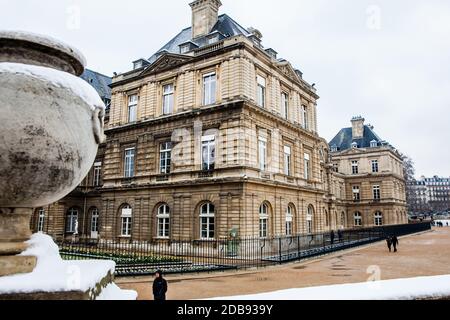 PARIS, FRANKREICH - MÄRZ 2018: Menschen, die an einem eisigen Wintertag kurz vor dem Frühling im Garten des Palais de Luxembourg spazieren gehen Stockfoto