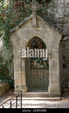 Rocamadour, Frankreich - 3. September 2018: Statinon 9 Jesus fällt zum dritten Mal. Stationen der Kreuzigung am Heiligtum von Rocamadour. Fr Stockfoto