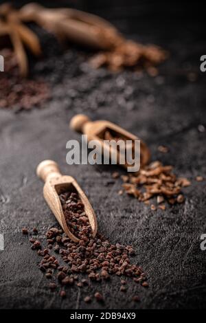 Gourmet Salze in Holzkelle auf schwarzem Hintergrund Stockfoto