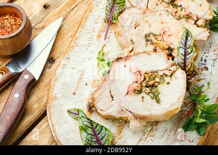 Gebratenes Schweinelende mit Sauerampfer und Speck gefüllt Stockfoto