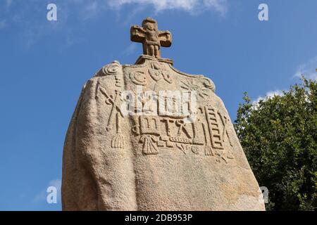 Menhir von Saint-Uzec. Menhir ist etwa acht Meter hoch und drei Meter breit. Es ist der größte Menhir in Frankreich mit christlichen Symbolen. Pleumeur-Bod Stockfoto