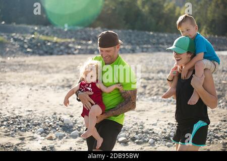 Vierköpfige Familie genießt einen Tag im Freien in der Nähe des Vedder River, BC. Stockfoto