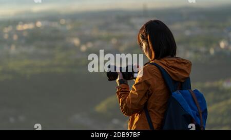 Frau mit Kamera, PetropavlovskÃ‚Â Kamtschatsky, Halbinsel Kamtschatka, Russland Stockfoto