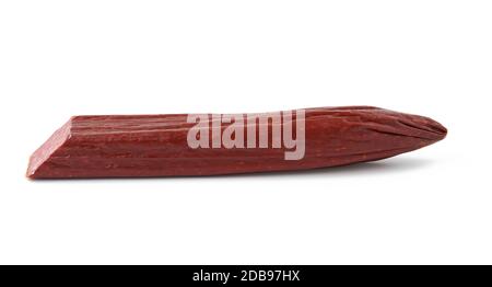 Halbe Stange geräuchertes Fleisch Wurst mit Scheiben Fett isoliert auf weißem Hintergrund, Lebensmittel für einen Snack, Seitenansicht Stockfoto