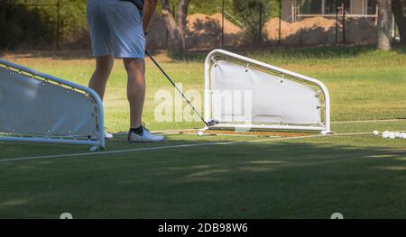 Golfspieler, der eine Schaukel mit einem Golf Fairway Holz Kurs auf dem Golf üben macht Stockfoto