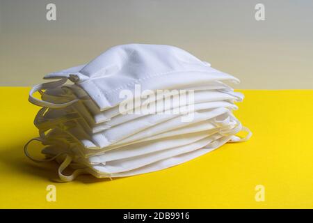 Eine Schutzmaske auf einer farbigen Oberfläche Stockfoto