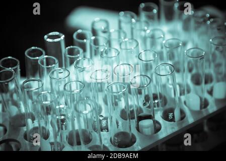 Labor Forschung Wissenschaft Glas Elemente hinzufügen Drop zu einer von mehreren Reagenzgläser. Ein wissenschaftliches Experiment in einem wissenschaftlichen Labor. Stockfoto