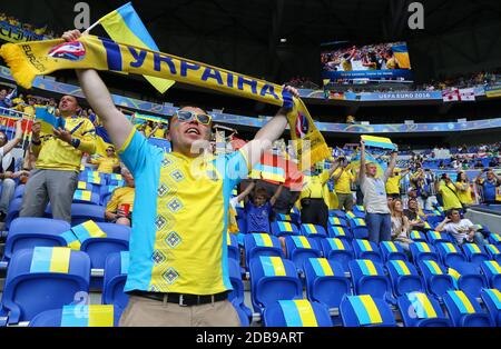 LYON, Frankreich - 16. JUNI 2016: ukrainische Fans ihre Unterstützung zeigen während der UEFA EURO 2016 Spiel der Ukraine v Nordirland am Stadion Stade de Lyon in Lyon, Frankreich Stockfoto