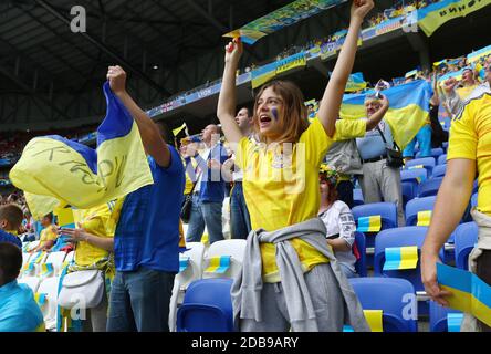 LYON, Frankreich - 16. JUNI 2016: ukrainische Fans ihre Unterstützung zeigen während der UEFA EURO 2016 Spiel der Ukraine v Nordirland am Stadion Stade de Lyon in Lyon, Frankreich Stockfoto