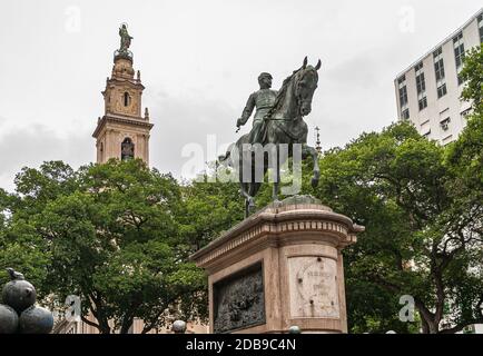 Rio de Janeiro, Brasilien - 26. Dezember 2008: El Centro. General Osorio Statue am 15. November Platz umgeben von grünem Laub und vor o Stockfoto