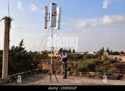 Sweida, Syrien. November 2020. Diaa Abdullah, ein 31-jähriger Ingenieur, überprüft am 2. November 2020 die Kabel einer Windturbine auf dem Dach seines Hauses in der Provinz Sweida im Süden Syriens. Quelle: Ammar Safarjalani/Xinhua/Alamy Live News Stockfoto