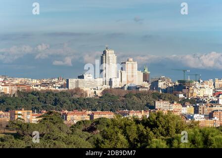 Panoramablick auf Madrid Skyline vom Casa de Campo Park. Stockfoto