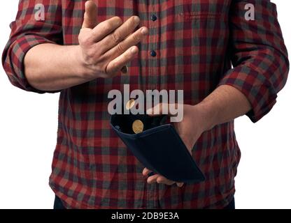 Der Mann in einem roten Hemd gießt Hryvnia-Münzen aus einer braunen Ledertasche in seine Hand, Armutskonzept Stockfoto