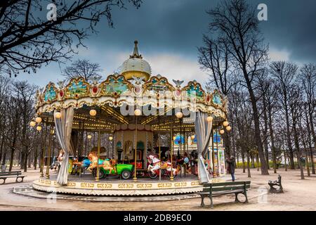 PARIS, Frankreich, März 2018: Karussell an der Tuilerien in einem eiskalten Wintertag Stockfoto