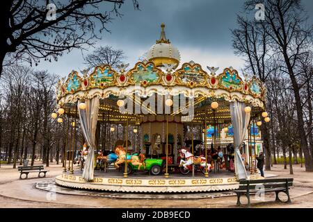 PARIS, Frankreich, März 2018: Karussell an der Tuilerien in einem eiskalten Wintertag Stockfoto