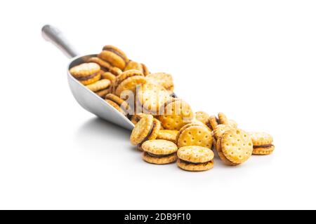 Mini-Creme Sandwich-Cookies in Schaufel isoliert auf weißem Hintergrund. Stockfoto