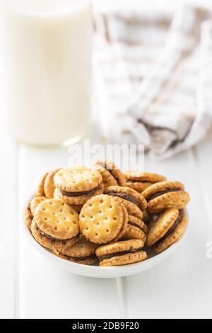 Mini-Creme Sandwich-Kekse in Schüssel auf weißem Tisch. Stockfoto