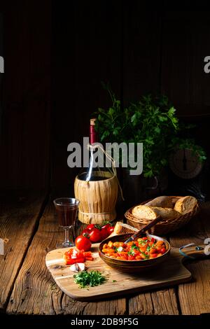 Rustikale Riesenbohnen mit frischer Tomatensauce Stockfoto