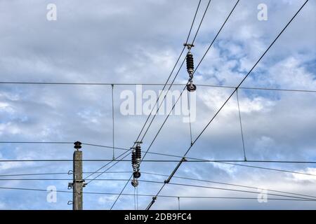 Eisenbahn, Bahn, Oberleitung, elektrifiziert, elektrisch, Draht, Fahrdraht, Isolator, Spannung, Seil, Strom, Wechselstrom, Volt, kV, Hz, Frequenz, 1 Stockfoto