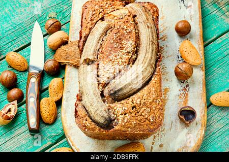 Appetitliches hausgemachtes Buchweizenbrot mit Banane Stockfoto