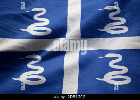 Nahaufnahme der Flagge von Ruffled Martinique, die Flagge von Martinique weht im Wind Stockfoto