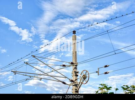 Eisenbahn, Bahn, Oberleitung, elektrifiziert, elektrisch, Draht, Fahrdraht, Isolator, Spannung, Seil, Strom, Wechselstrom, Volt, kV, Hz, Frequenz, 1 Stockfoto