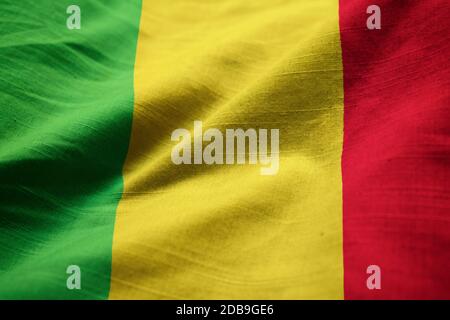 Nahaufnahme der Flagge von Ruffled Mali, Flagge von Mali weht im Wind Stockfoto