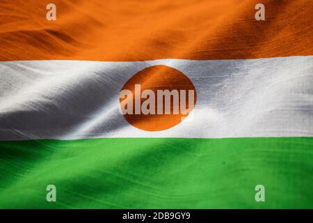 Nahaufnahme der Flagge von Ruffled Niger, Niger Flagge weht im Wind Stockfoto