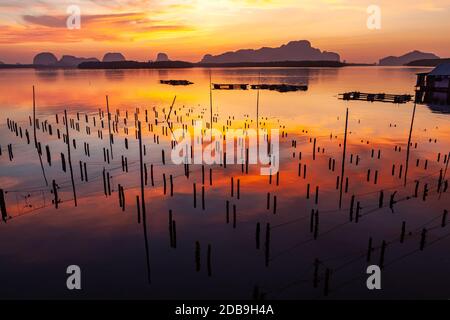 Ban Sam Chong Tai ist sehr beliebt für leidenschaftliche Fotografen, die hierher kommen, um schöne und bunte Sonnenaufgänge festzuhalten, die hinter dem Riesen auftauchen Stockfoto