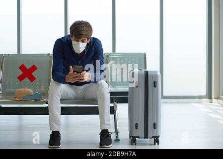 Flug storniert und verspätet wegen COVID-19, unglücklicher Reisender - Touristen sind langweilig, da sie auf ein Flugzeug im Flughafen warten. Stockfoto