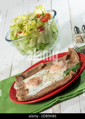 Hausgemachte bretonische Kreppe mit Ei und grünem Salat Stockfoto