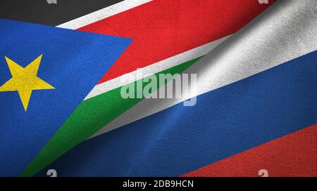 Südsudan und Russland zwei Flaggen Textiltuch, Stoff Textur Stockfoto