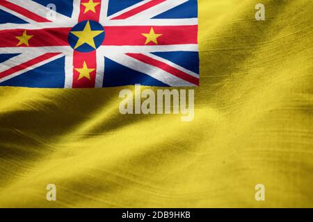 Nahaufnahme der Ruffled Niue Flagge, Niue Flagge weht im Wind Stockfoto