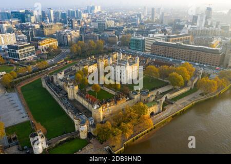 Das historische Schloss Tower of London mit Blick auf das Traitors Gate, Drone View Stockfoto