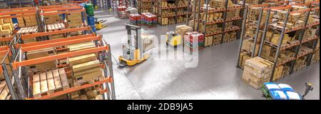 Das Innere eines Lagers mit Regalen und Waren, Hebemaschinen in Aktion. 3d Render. Industrie- und Logistikkonzept. Horizontales Format. Stockfoto