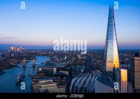 Luftaufnahme des Shard Wolkenkratzers und der Skyline der City of London bei Sonnenuntergang, Großbritannien Stockfoto